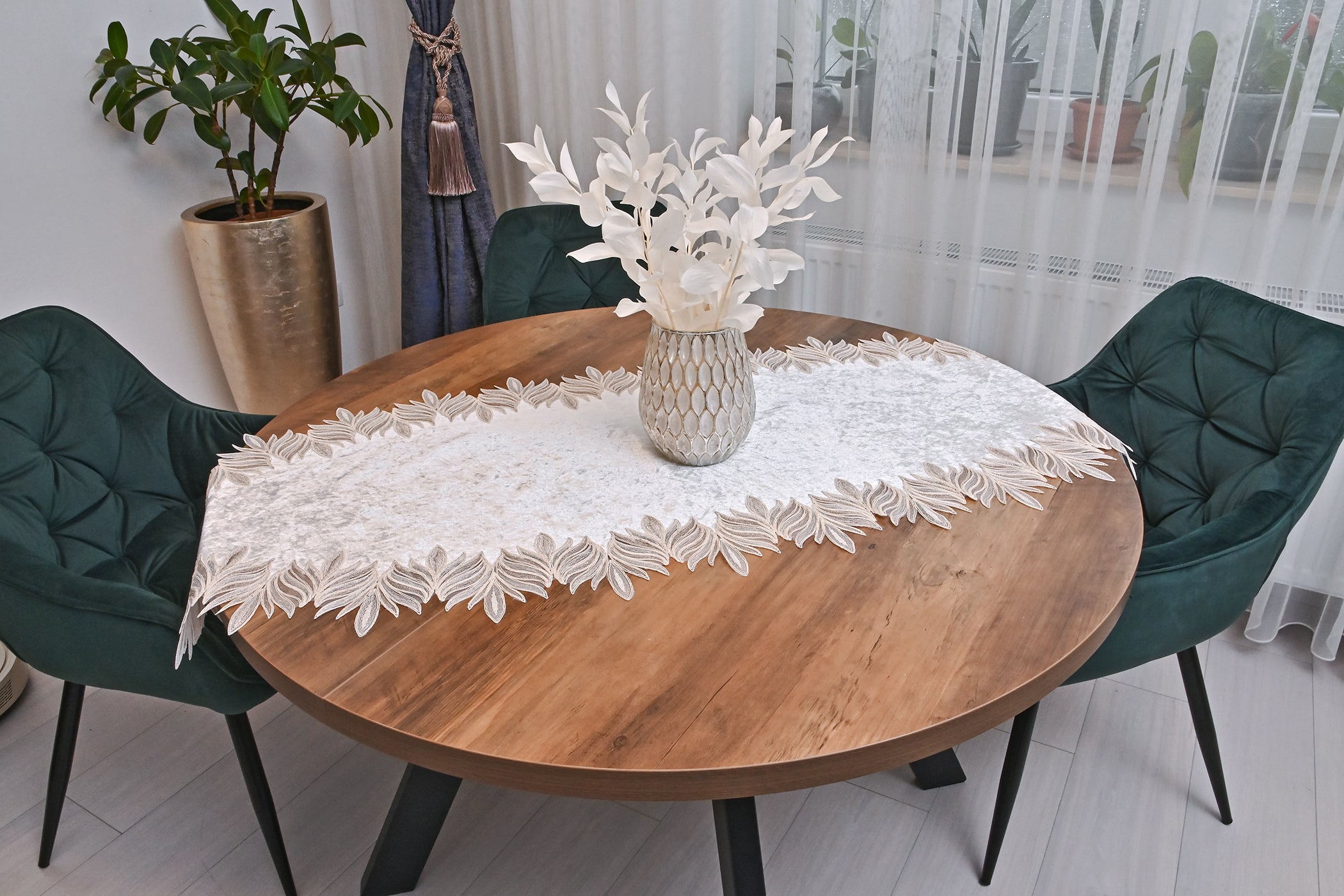 Lotus bársony asztali futó fehér színű, arany csipkével 60 x 150 cm